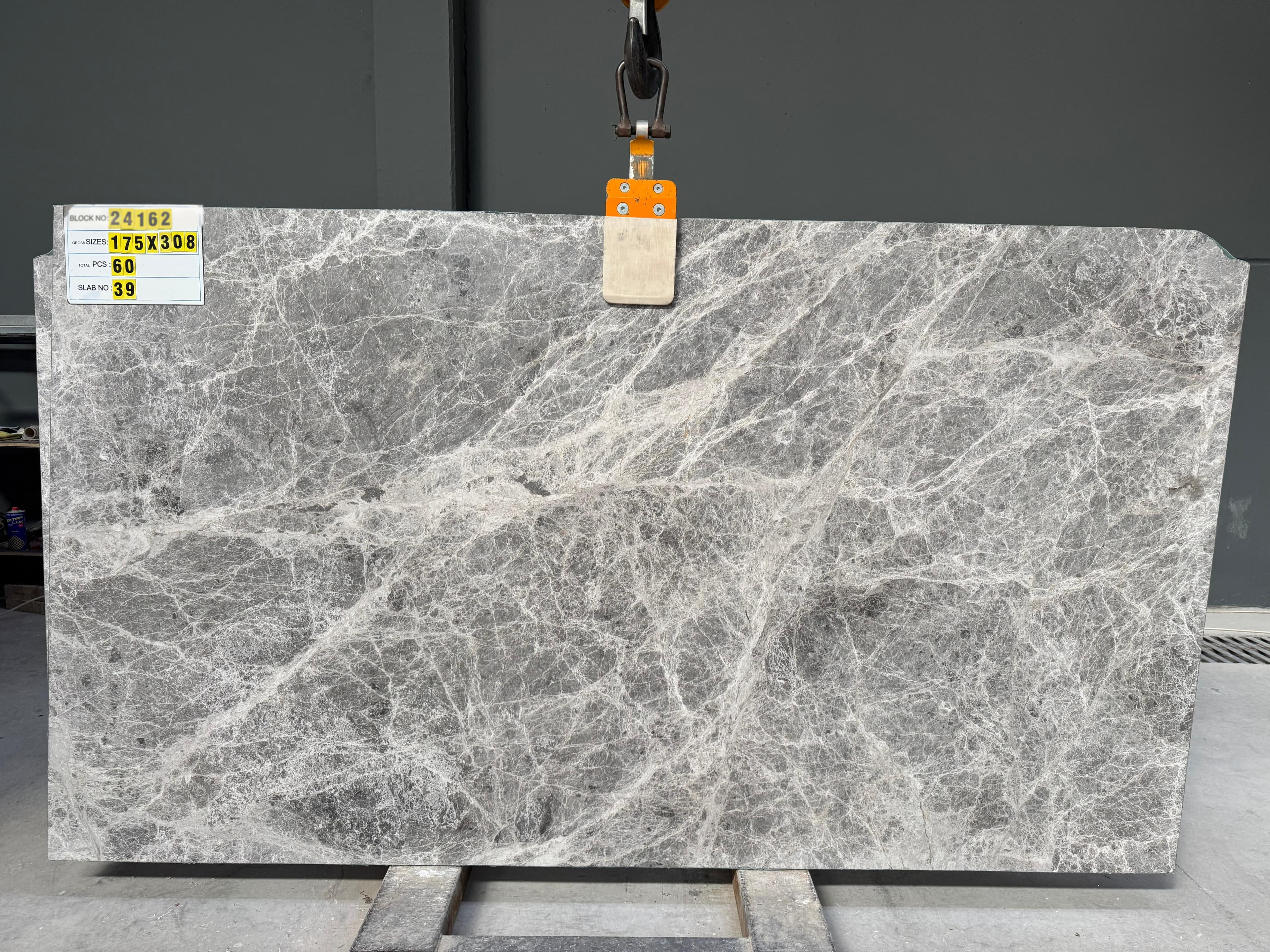 Tundra Gri · Premium