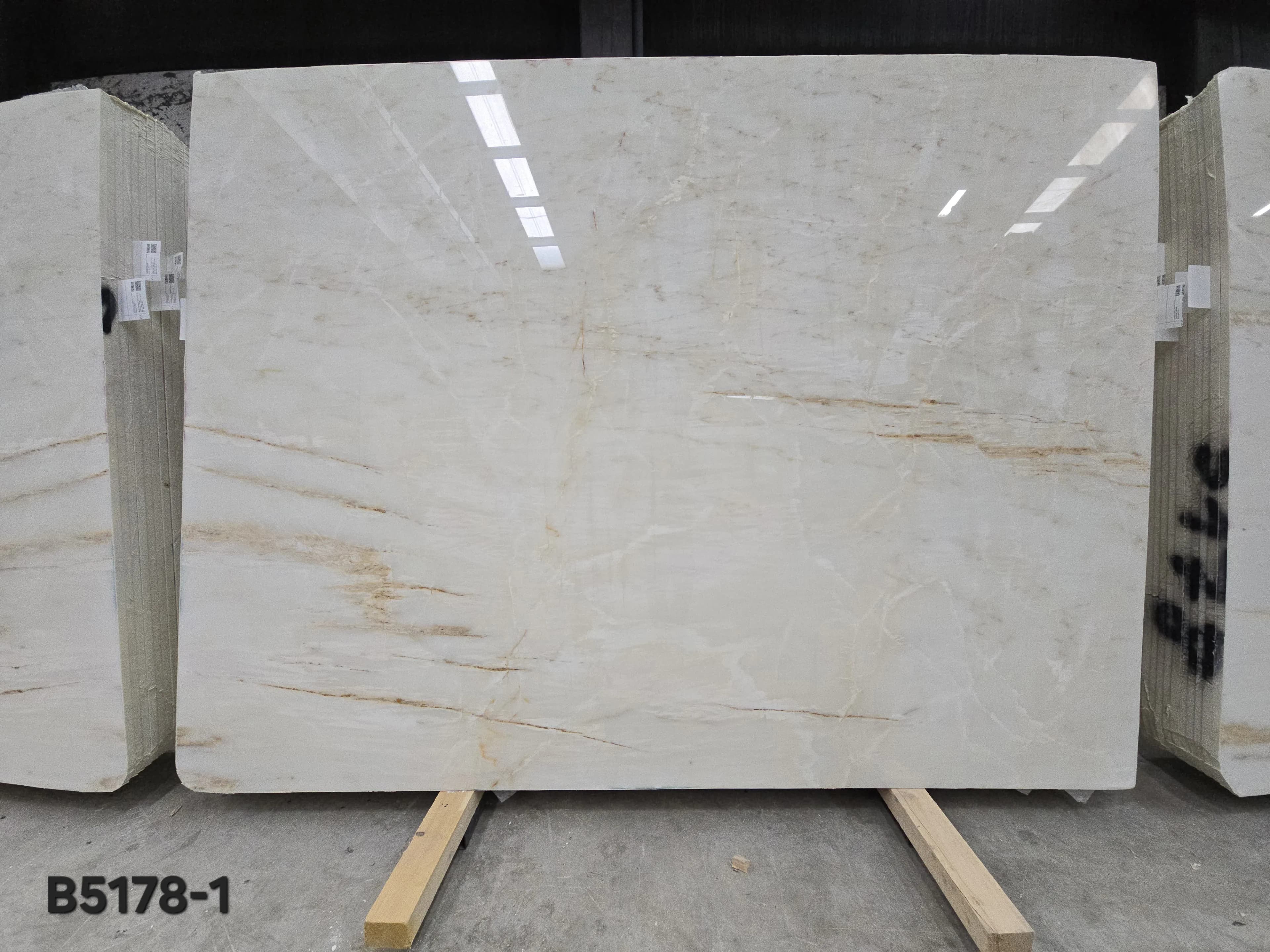 Calacatta Amber · Select