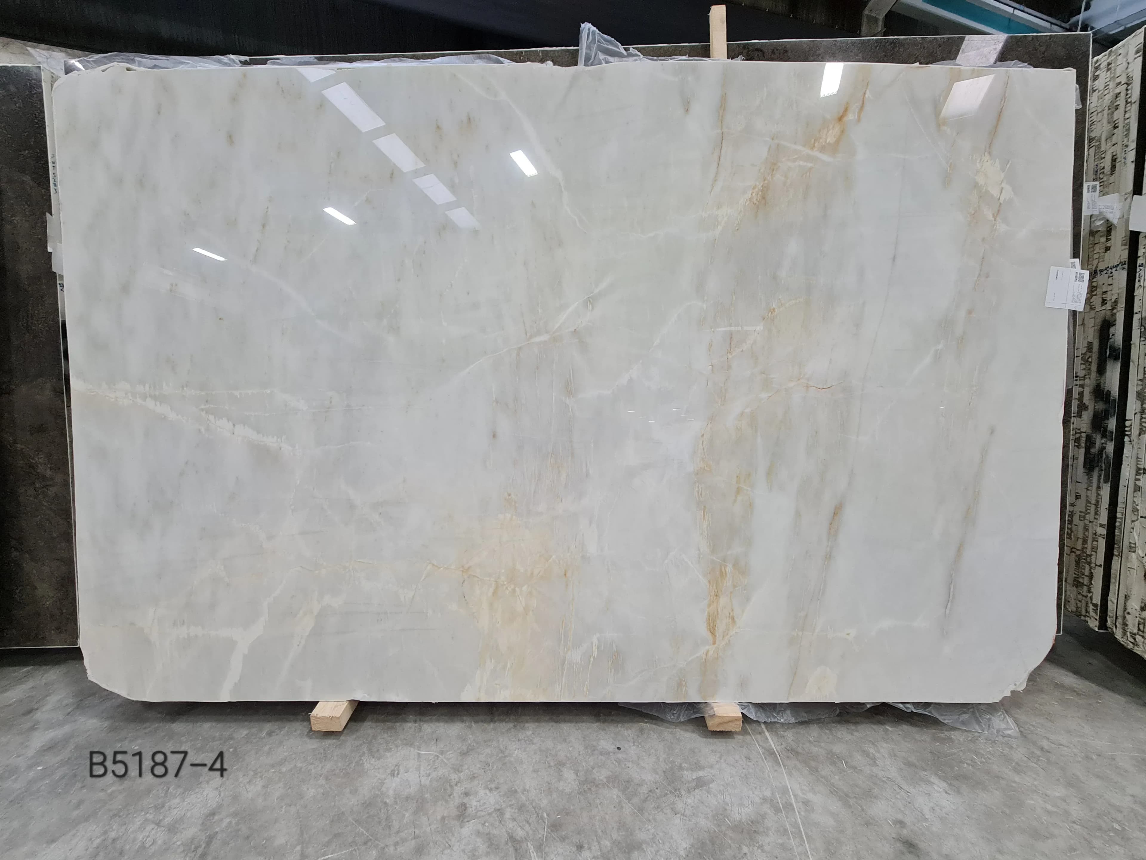 Calacatta Amber · Select